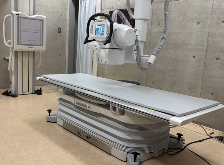 医療施設のX線撮影装置。診断用の放射線機器が設置された検査室。